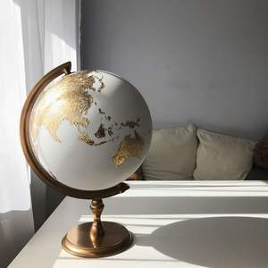 Globe décoratif de luxe pour la présentation sur table et le style d'intérieur moderne de bureau à domicile - Product Image 2