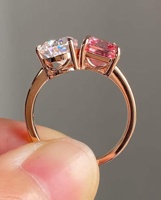 Anillo de Boda Moderno Royal Saga Toi Et Moi, con Moissanita Rosa, Esmeralda y Blanca en Corte Pera, Oro Sólido de 14K con Baño de Rodio, Joyería Fina para Regalo