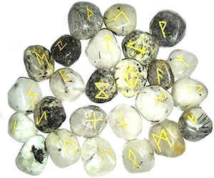 Conjunto de Runas de Cuarzo con Rutilo Natural |   Piedras de Cristal Grabadas a Mano para Adivinación |   Runas de Sanación y Reiki - Product Image 2