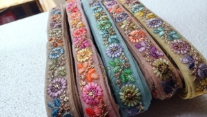 Robe de mariée en dentelle d'organza brodée à la machine avec un motif floral personnalisé, écologique et durable, largeur de 1-1/2 pouces, disponible en cinq couleurs - Product Image 2