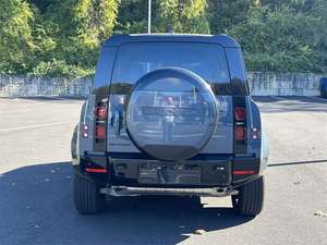 Land Rover Defender 110 P400 X-Dynamic SE AWD Super Blue 2025 Usado con Techo Solar, Arranque Remoto, Asientos de Cuero y Llantas de Aleación - Product Image 4
