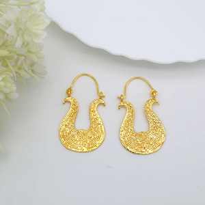 2024 nueva venta al por mayor 18K chapado en oro latón geométrico en relieve en forma de U diseñador aro bohemio pendientes mujeres perla flor - Product Image 6