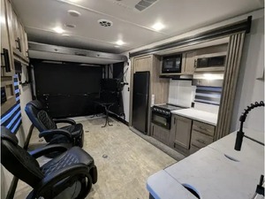 RV F-O-R-E-S-T R-I-V-E-R- VEN-G-E-A-N-CE ROGUE 26VKS USADO EN BUEN ESTADO, MODELO 2022, 36 PIES, 2000 KG DE CARGA ÚTIL, EN VENTA - Product Image 4