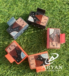 Nouvel arrivage Mini pinces à cheveux occidentales élégantes faites à la main en cuir gravé Mini pinces à cheveux en cuir Accessoires de cheveux pour femmes - Product Image 1