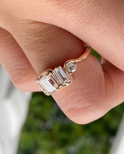 Anillo de compromiso de cinco piedras de moissanita de corte esmeralda apilable anillo de boda de corte esmeralda regalo de boda regalo para ella - Product Image 3