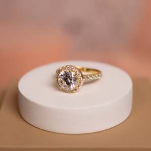 Anillo de Plata de Ley Chapado en Rodio con Zirconia Solitaria Eterna para Compromiso - Estilo Hiphop - Product Image 1