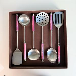 Nouveauté Ensemble d'ustensiles de cuisine en acier inoxydable de 6 pièces avec manche en résine avec boîte pour cadeau de mariage et de fête - Product Image 6