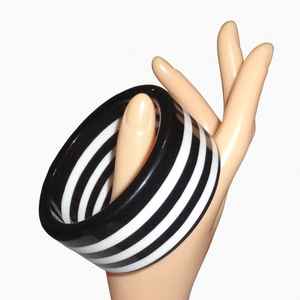 Brazalete de resina caprichoso con dijes flotantes - Product Image 3