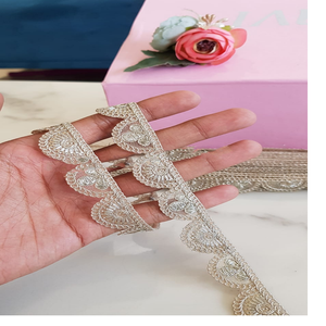 Cintas bordadas a máquina personalizadas, encajes en varios diseños y color dorado para vestidos de boda en scalaping work - Product Image 1