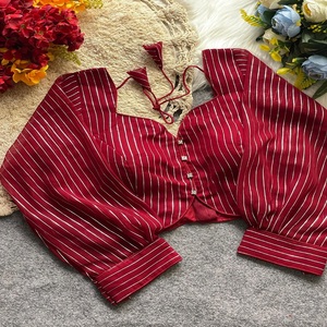 La blusa moderna con patrón de cuello en V se puede usar en sari y laheng Blusa con patrón abierto en la espalda con botón de fantasía pettern - Product Image 1