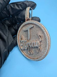 Letra Personalizada en Plata de Ley 925 con Corte Redondo, Diamante Moissanite VVS Brillante, Estilo Hip Hop, Prenda Unisex de Lujo Premium - Product Image 4