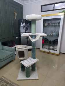 Árbol para Gatos Moderno con Diseño Artesanal, Torre de Múltiples Niveles con Casa de Peluche, Postes Rascadores Verticales de Sisal y Juguetes Colgantes para Gatos de Interior - Product Image 6