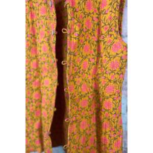 Chaleco de punto vintage rosa cúrcuma con estampado Mughal hecho a mano y botones para primavera, invierno y otoño - Product Image 6