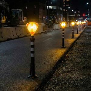 Ensemble de délimiteurs triangulaires solaires jaunes en plastique noir avec réflecteur blanc pour une haute visibilité et une sécurité accrues - Product Image 4