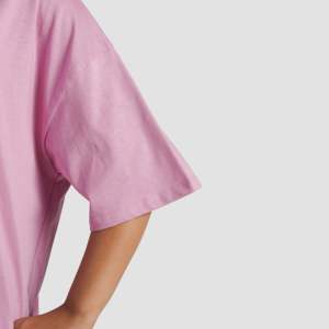 เสื้อยืด Shift (สีชมพู) ลำลอง ผ้าคอตตอนผสมสแปนเด็กซ์ 100% ระบายอากาศได้ดี ลายพิมพ์สัตว์เคลื่อนไหว ทรงสั้น กระชับรูป ปักโลโก้ - Product Image 6