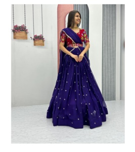 Lehenga Choli de Diseño Indio de Alta Calidad con Bordado Intenso y Lentejuelas para Mujer, Disponible a Bajo Precio - Product Image 1