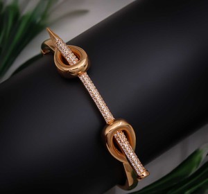Bracelet plaqué or avec nœud et motif clou, orné de zircon cubique (AD), en alliage de haute qualité, réglable - Product Image 2