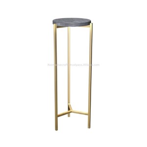 Lujosa mesa de bebidas de metal de mármol y latón Art Deco cuenta con una parte superior de mármol con base de metal en tonos de latón para sala de estar o hogar - Product Image 2