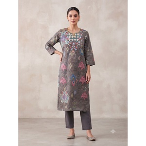 Mejora tu Atuendo Diario con esta Elegante y Cómoda Blusa Gris para Mujer, Bordada, 100% Algodón, Corte Holgado, Transpirable, Cuello Joya, Estilo Casual - Product Image 1