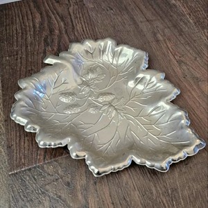 จานเงินโบราณลายใบไม้แบบนูน พร้อมสตรอว์เบอร์รี ชามใส่ขนมโลหะ ถาดใส่เครื่องประดับ ของตกแต่งบ้าน ของสะสม - Product Image 2