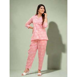 Conjunto de Dos Piezas Casual para Mujer, Color Rosa Bebé, Crepé Estampado, Talla XXS, con Top de Manga Tres Cuartos y Pantalones Cortos a Juego - Product Image 1