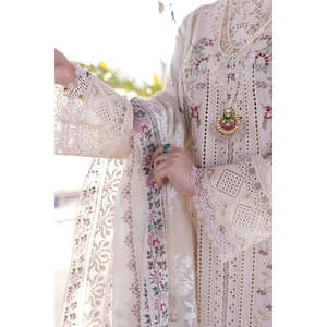 QALAMQAR Ensemble 3 pièces : Chemise brodée, Dupatta en mousseline imprimée et Pantalon pour Printemps/Été - BIC-4652 - Product Image 4