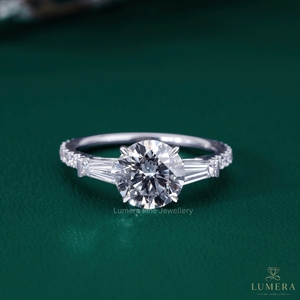 Bague de fiançailles de luxe en or massif avec diamant de laboratoire rond brillant et trois pierres latérales baguette coniques, certifiée IGI - Product Image 2