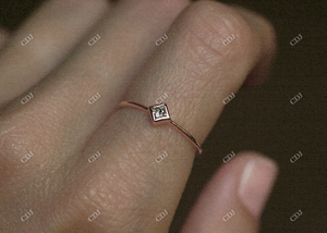 Bague de fiançailles classique en moissanite taille princesse, sertie à griffes, solitaire, bagues de mariage minimalistes, or rose 14 carats, certifiée GRA - Product Image 3