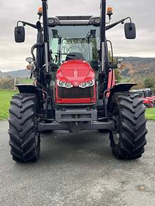 Tracteur agricole d'occasion 2017 MF 5610 avec chargeur frontal, cabine fermée, pour travaux sur le terrain - Product Image 6