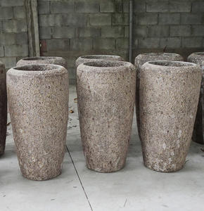 Macetas y jardineras de cerámica Atlantis esmaltadas en oferta, con textura de burbujas y diseño de forma alta para espacios sostenibles y naturales. - Product Image 4