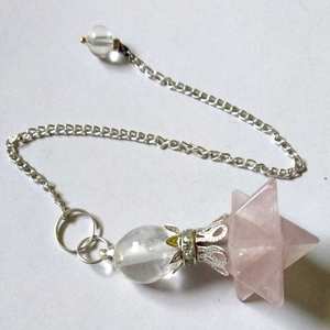 Péndulo de Cuarzo Rosa Natural con Forma de Estrella Giratoria Merkaba, Facetado, de la India - Product Image 1
