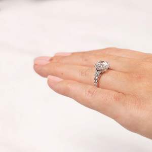 Corte Redondo Diamante Halo Split Vástago Aniversario Para Mujer - Product Image 5