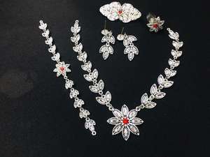 Ensemble de bijoux vintage plaqué or 24 carats Collier en cuivre 18 carats Boucles d'oreilles Motif fleur Zircon USA France Accessoire de mode Anniversaire - Product Image 5