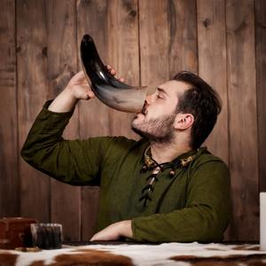 Corne d'hydromel traditionnelle pour les Vikings faite à la main à partir de corne et conçue pour boire lors d'événements médiévaux ou nordiques - Product Image 1