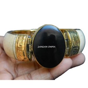 Bracelet jonc vintage en os et laiton avec pierre noire, bijoux ethniques faits à la main pour femmes - Product Image 1