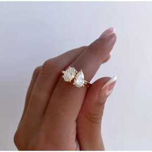 Anillo de Compromiso con Diamantes Cultivados en Laboratorio Certificados por IGI, Toi Et Moi en Forma Ovalada y de Pera, Oro Amarillo - Product Image 4
