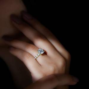 Anillo de compromiso solitario con corte de cojín y piedras laterales - Product Image 3