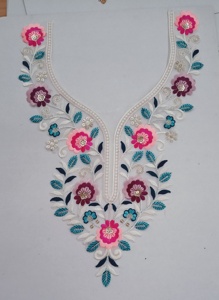 Patchs brodés de créateur avec fil métallique et perles avec un col exquis - Product Image 4