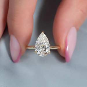Anillo de Compromiso Solitario con Moissanita Corte Pera de 11x7mm, Chapado en Oro Amarillo, Joyería Fina Clásica para Mujer, Anillo Minimalista en Forma de Lágrima - Product Image 1