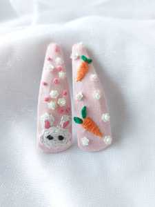 Fabriqué sur mesure en lapin et carotte conçu pinces à cheveux brodées avec des fleurs brodées pour la revente par les magasins d'accessoires de cheveux - Product Image 3