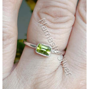 Anillo Boho Delicado Hecho a Mano en Plata de Ley 925 con Peridoto Natural de Corte Ovalado, Joyería de Plata Elegante, Regalo Minimalista para Mujer - Product Image 3
