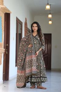 Nuevo Conjunto de Kurta Tradicional India de Algodón Estampado a Mano con Diseño Floral Ligero en Color Índigo para Fiestas, Ropa Étnica al por Mayor para Exportación - Product Image 2