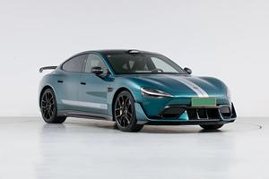 Sedán Eléctrico de Alto Rendimiento con Tracción en las Cuatro Ruedas y Tres Motores, Potencia Superior a 400 CV, Aceleración de 0 a 100 km/h en 1.98s, Velocidad Máxima de 350 km/h, 501-600 de Energía - Product Image 3