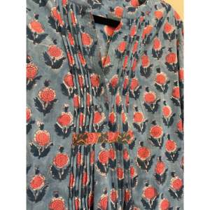 Camisa de Mujer con Bordado Floral Vintage y Pliegues - Corte Holgado y Moderno para Uso Diario - Tallas S-XL-XXL - Todas las Temporadas - Algodón y Chifón - Product Image 1