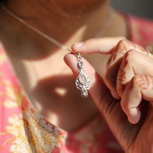 Colgante de plata de cuarzo rosa oxidado con estilo, el mejor regalo de Navidad religioso, piedras preciosas en oro y colgantes de plata esterlina - Product Image 1