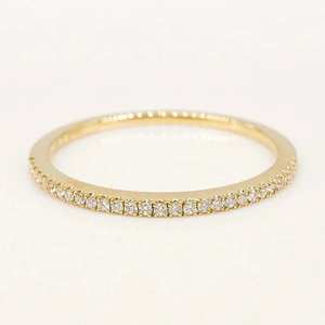 แหวนแต่งงานเพชรทรงกลม 0.45 กะรัต รับรองโดย GRA แบบครึ่งวง ฝังเพชรแบบไมโครเฟรนช์เพฟ ดีไซน์หรูหรา เหมาะสำหรับสวมซ้อนกับแหวนอื่นๆ - Product Image 1