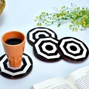 Dessous de verre élégants ronds noirs et blancs en résine incrustée en bois Tapis de table design pour le café, le thé et la maison - Product Image 3
