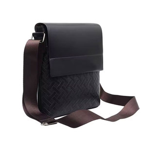 Fermeture éclair sécurisée et disposition de pochettes multiples pour une organisation facile Sac bandoulière - Product Image 1