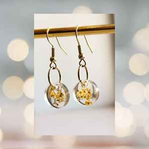 Boucles d'oreilles en résine de haute qualité faites à la main, beaux bijoux de mode à un prix de gros abordable - Product Image 1