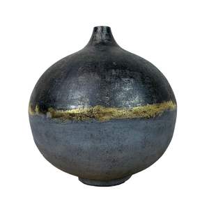 Vase à fleurs en métal de forme antique fabriqué à la main nouvellement arrivé mélangeant l'élégance classique avec l'artisanat moderne - Product Image 5